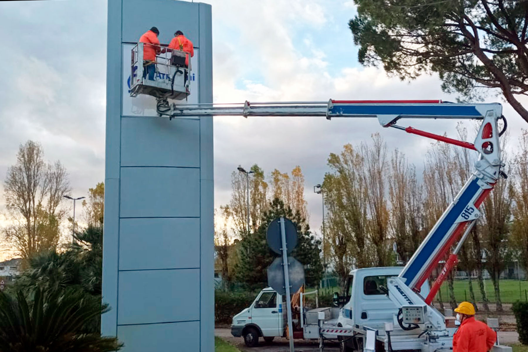 Cambio grafica su totem luminoso